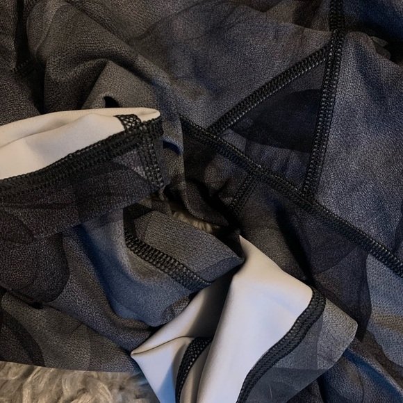 Lululemon Wunder Under Pant Hi-Rise
Midnight Tulle Multi Black leggings size 6 - Picture 9 of 10